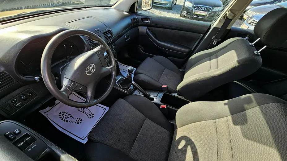 TOYOTA Avensis -