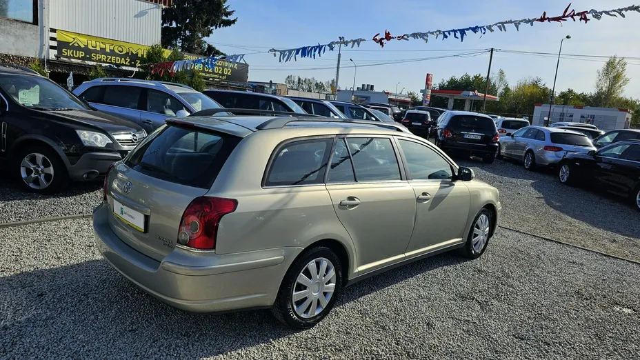 TOYOTA Avensis -