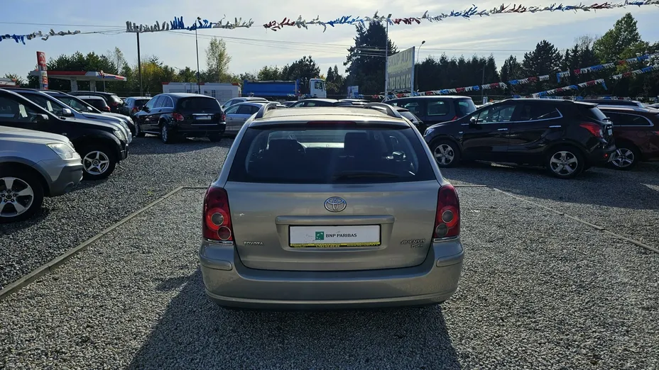 TOYOTA Avensis -