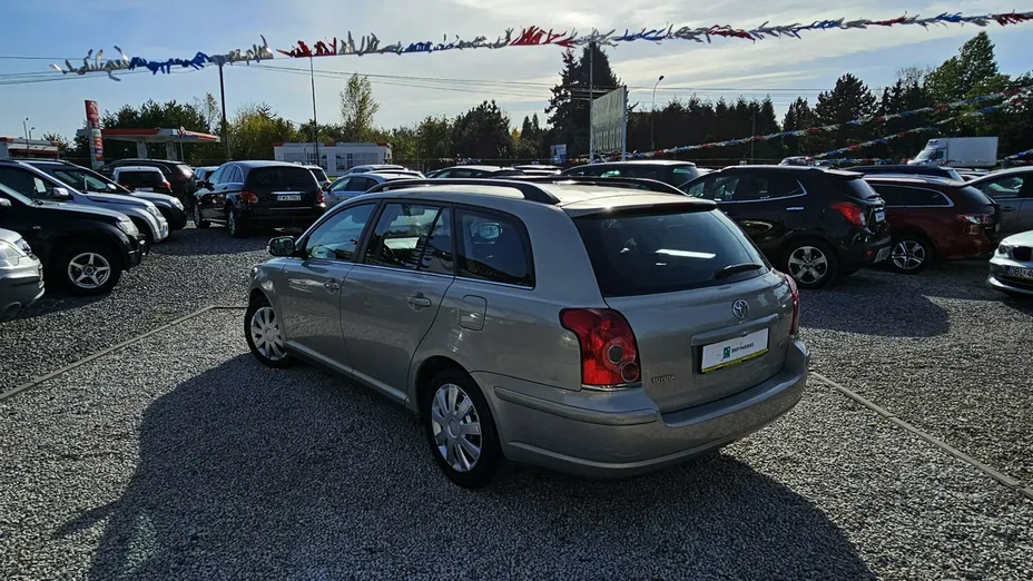TOYOTA Avensis -