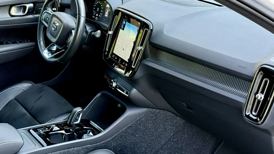 VOLVO XC40 -