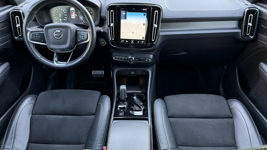 VOLVO XC40 -
