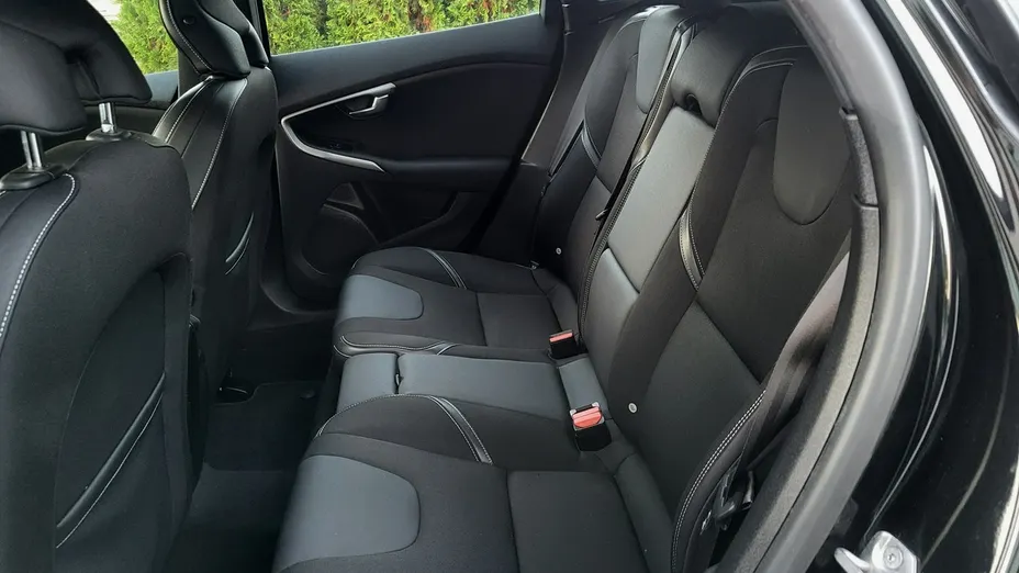 VOLVO V40 -