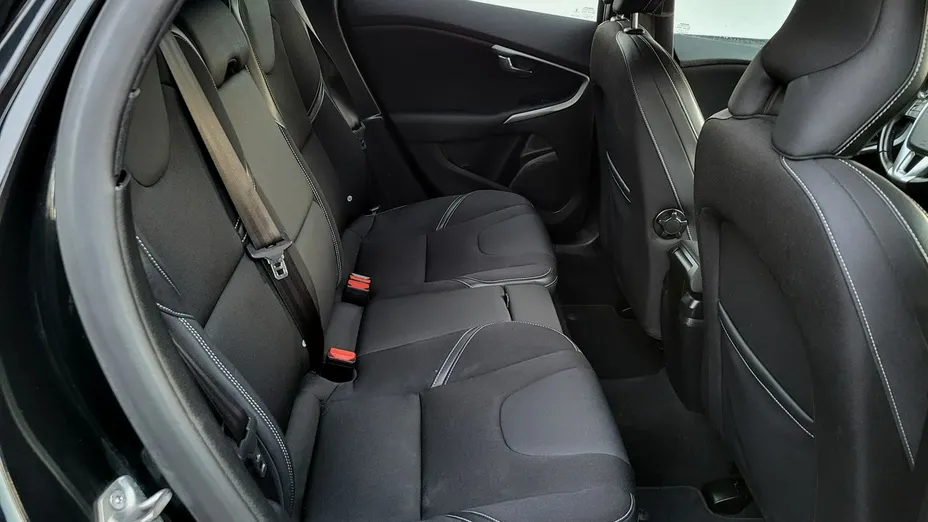 VOLVO V40 -