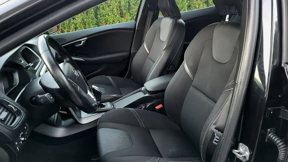 VOLVO V40 -