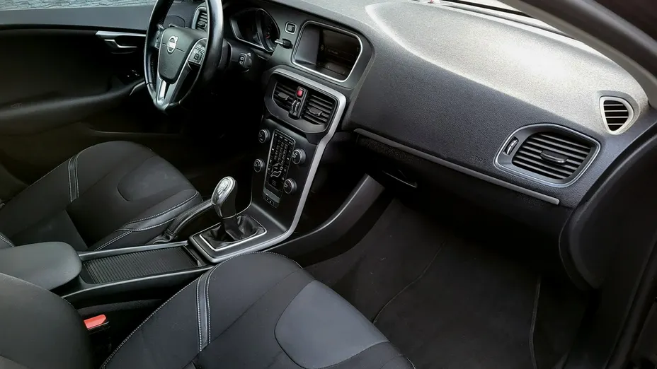 VOLVO V40 -