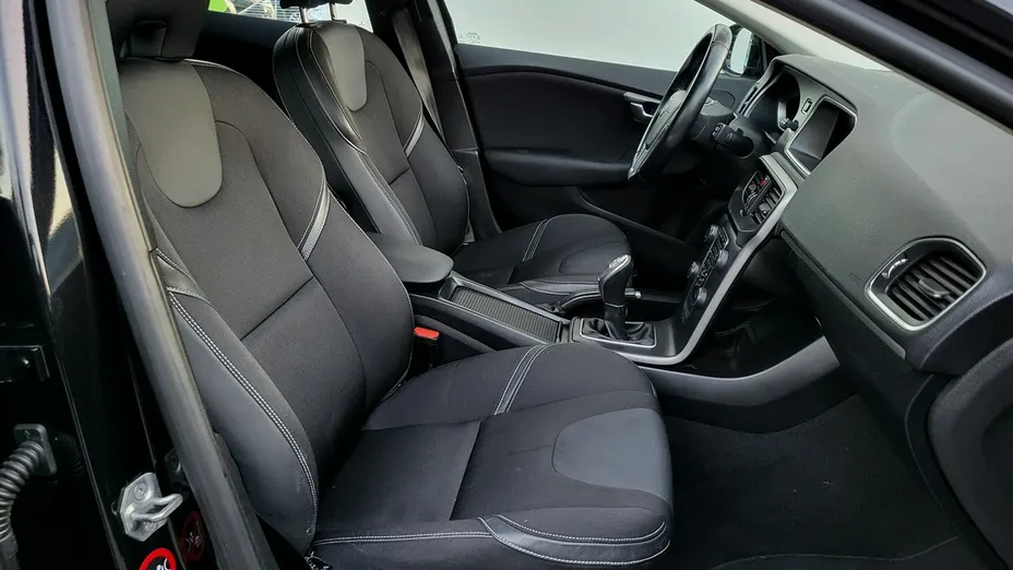 VOLVO V40 -