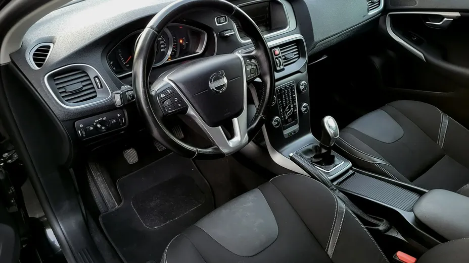 VOLVO V40 -