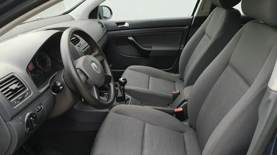 VOLKSWAGEN Golf -