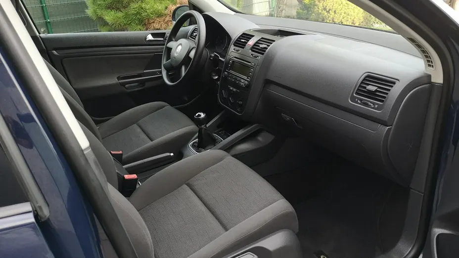 VOLKSWAGEN Golf -