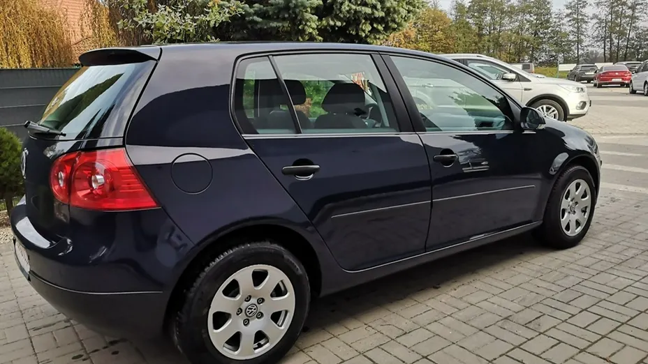 VOLKSWAGEN Golf -