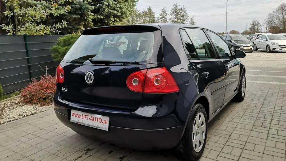 VOLKSWAGEN Golf -