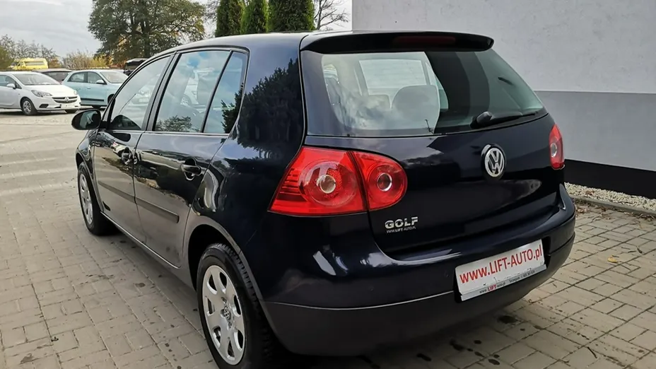 VOLKSWAGEN Golf -