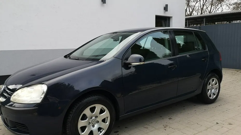 VOLKSWAGEN Golf -