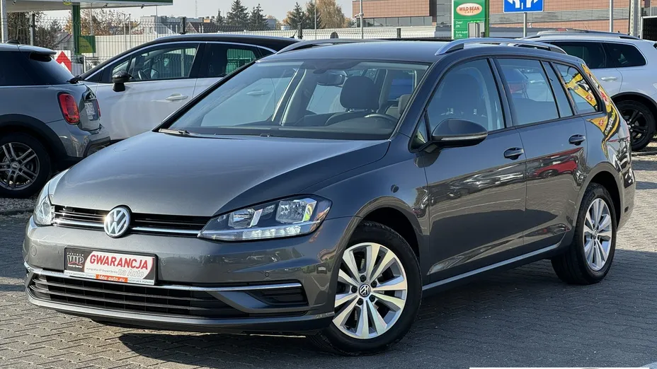 VOLKSWAGEN Golf -