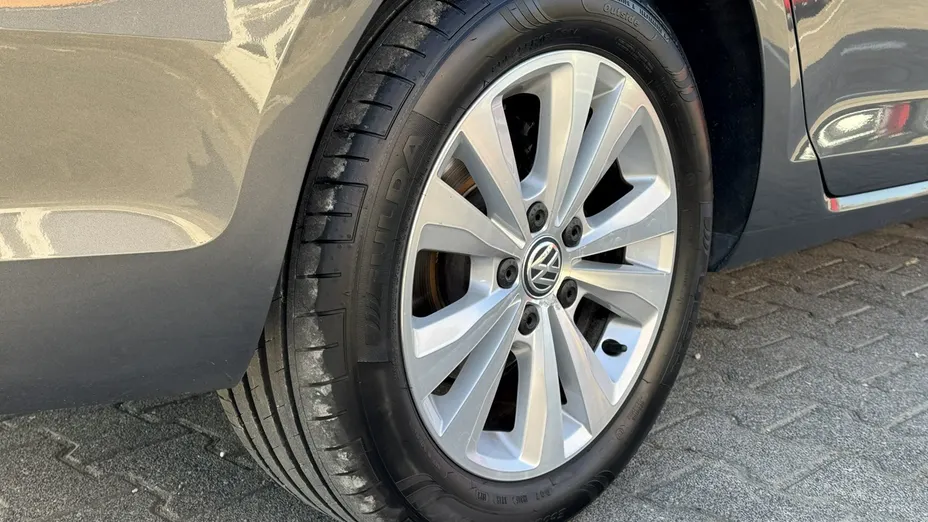 VOLKSWAGEN Golf -