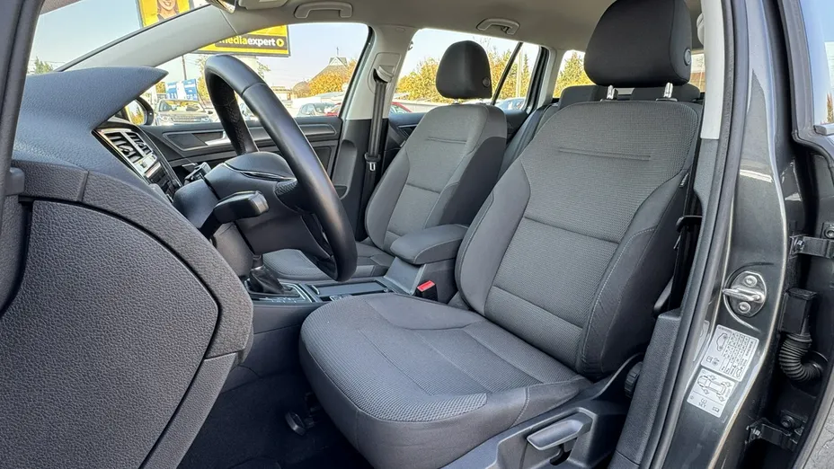 VOLKSWAGEN Golf -