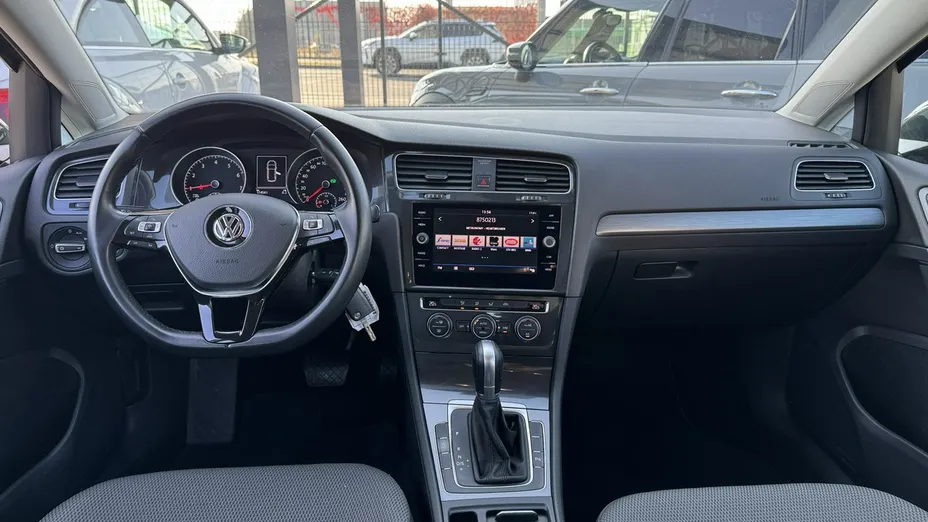 VOLKSWAGEN Golf -