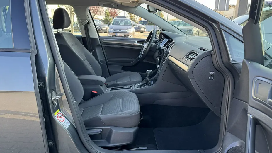 VOLKSWAGEN Golf -