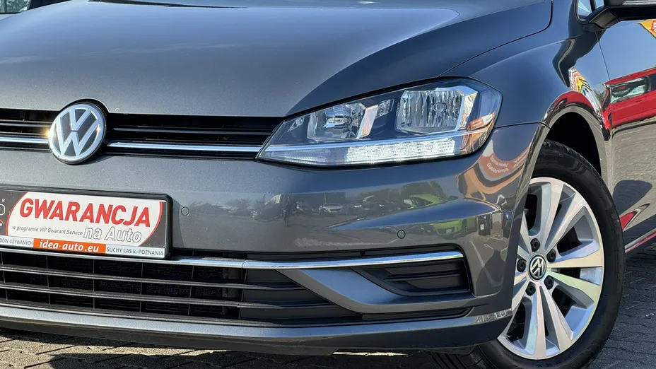 VOLKSWAGEN Golf -