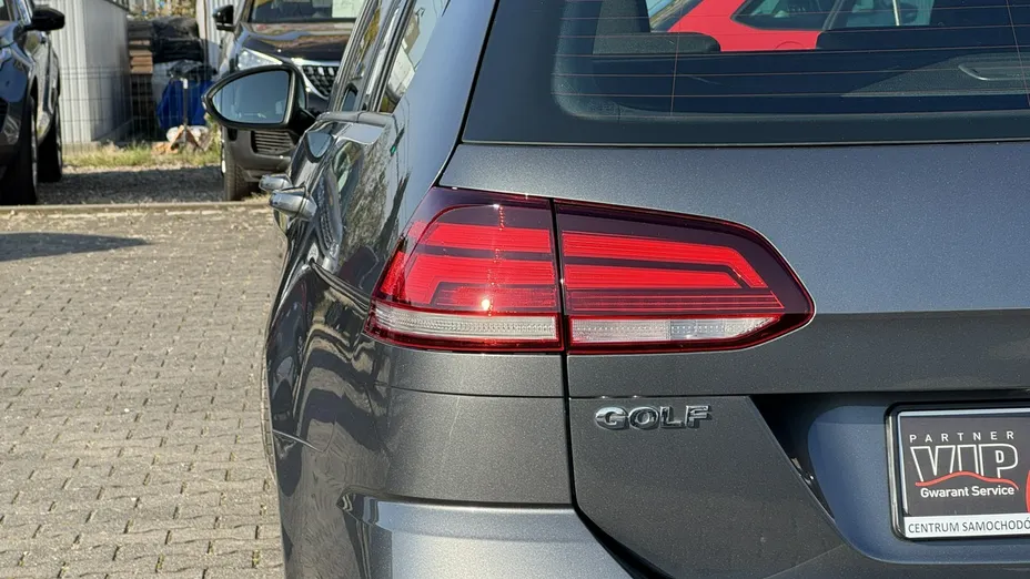 VOLKSWAGEN Golf -