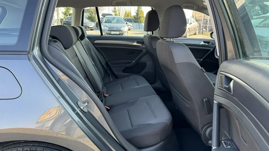 VOLKSWAGEN Golf -