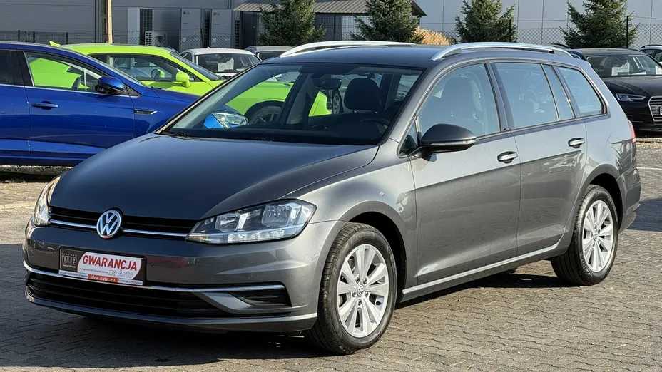 VOLKSWAGEN Golf -