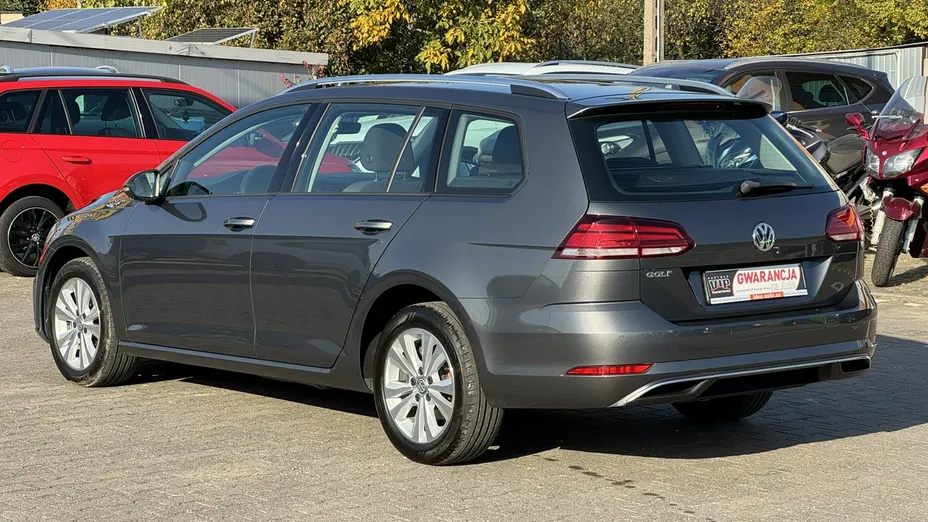 VOLKSWAGEN Golf -