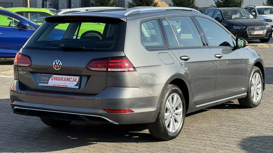 VOLKSWAGEN Golf -