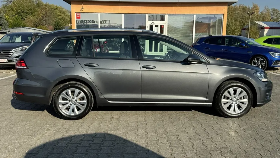 VOLKSWAGEN Golf -