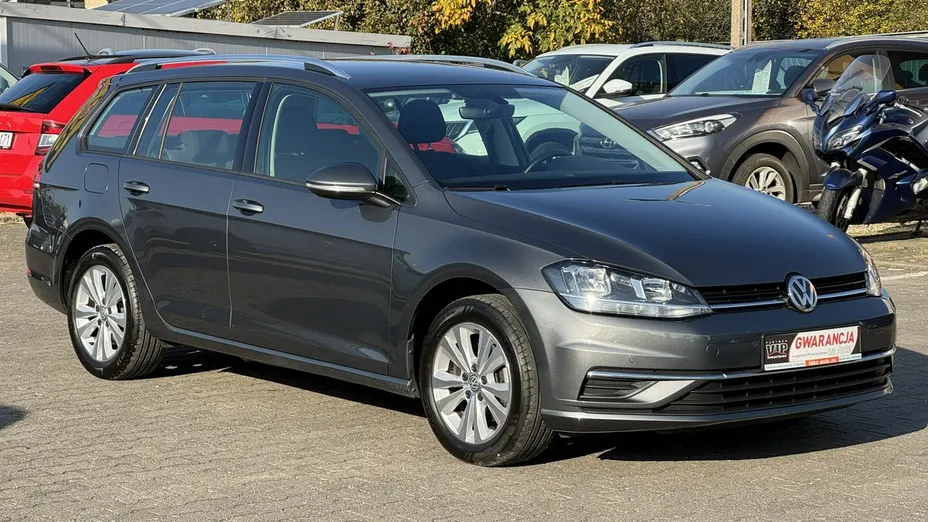 VOLKSWAGEN Golf -