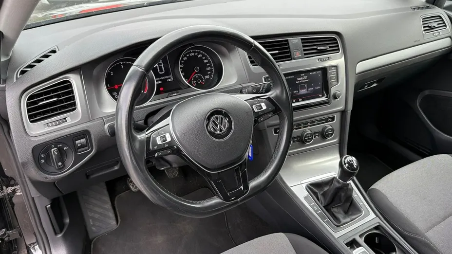 VOLKSWAGEN Golf -