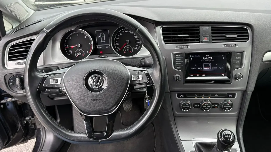 VOLKSWAGEN Golf -