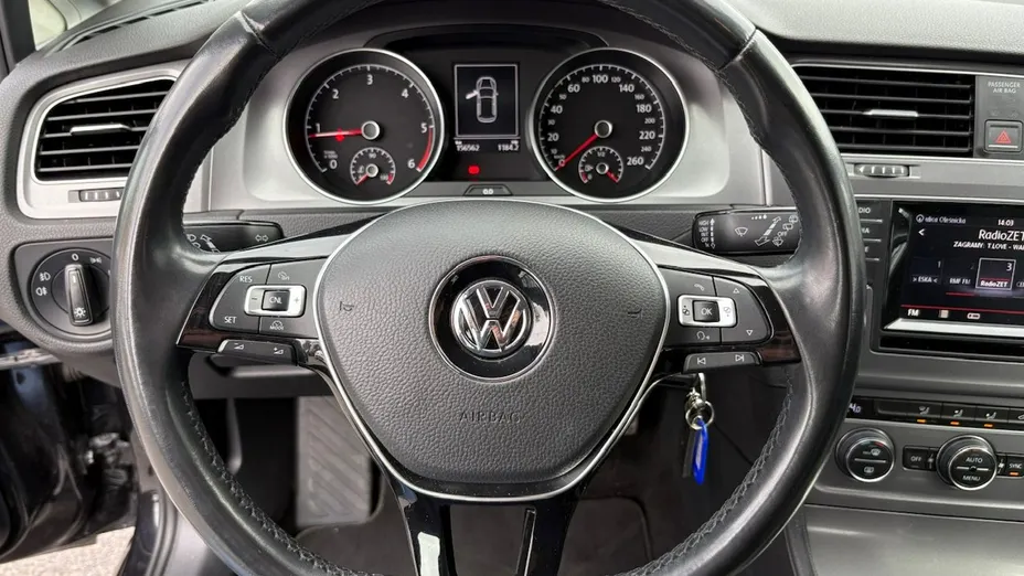 VOLKSWAGEN Golf -