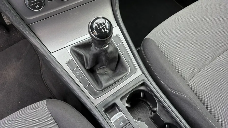 VOLKSWAGEN Golf -