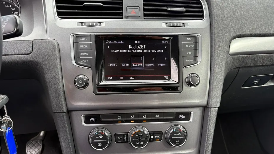 VOLKSWAGEN Golf -