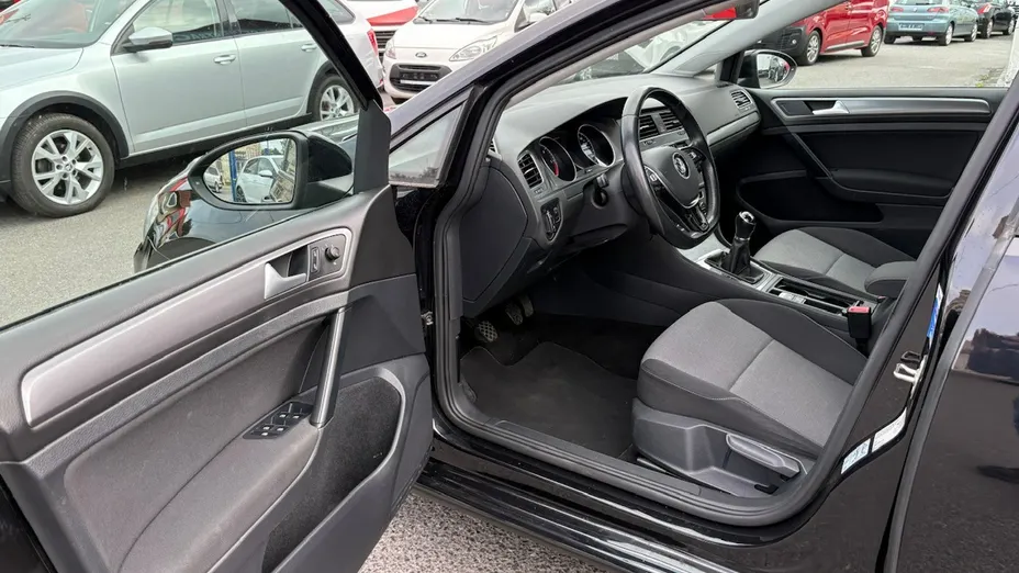 VOLKSWAGEN Golf -