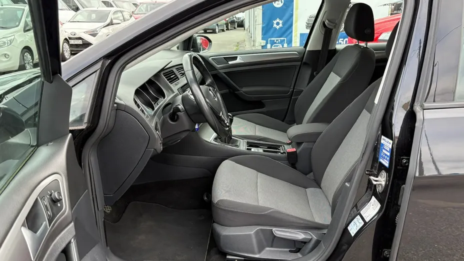 VOLKSWAGEN Golf -