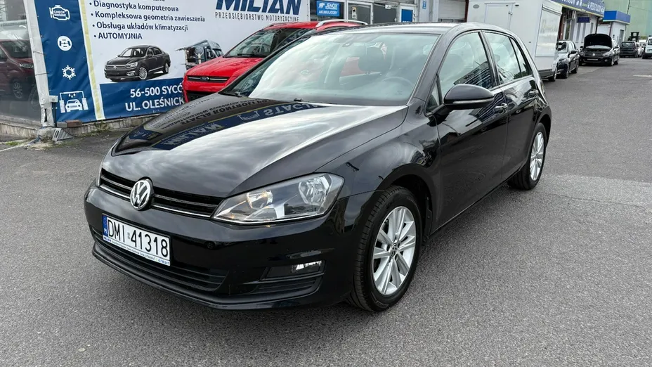 VOLKSWAGEN Golf -
