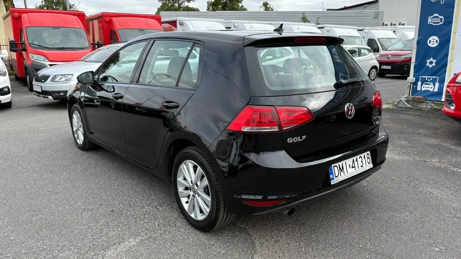 VOLKSWAGEN Golf -
