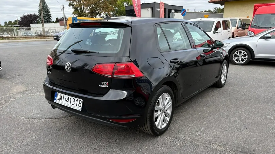 VOLKSWAGEN Golf -