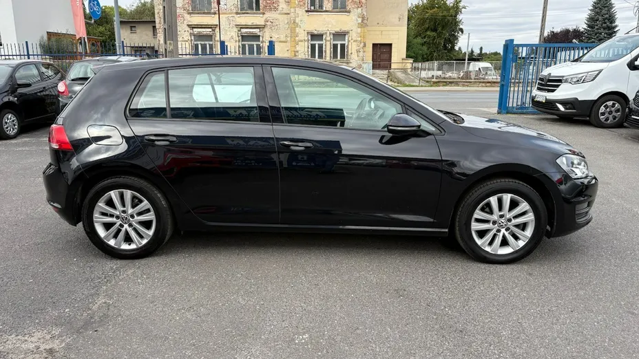 VOLKSWAGEN Golf -
