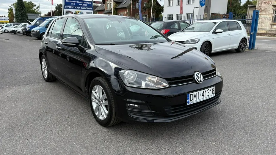 VOLKSWAGEN Golf -