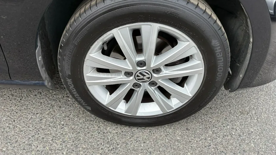 VOLKSWAGEN Golf -