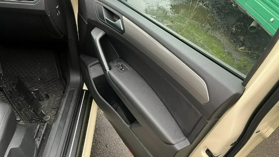 VOLKSWAGEN Touran -