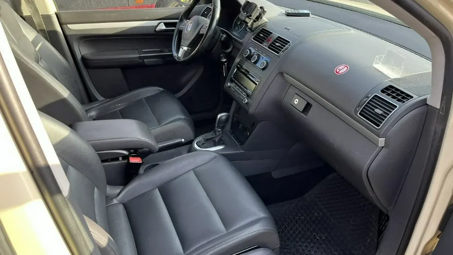 VOLKSWAGEN Touran -