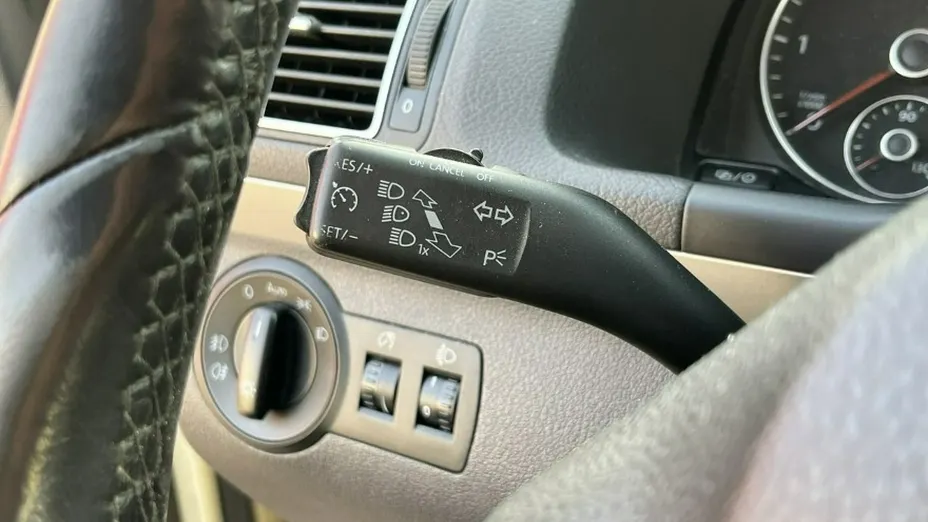 VOLKSWAGEN Touran -