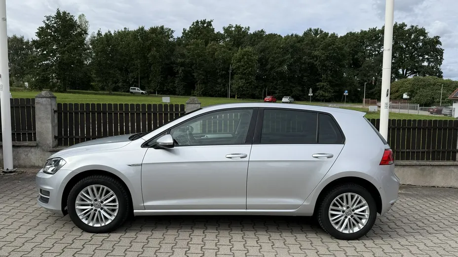 VOLKSWAGEN Golf -
