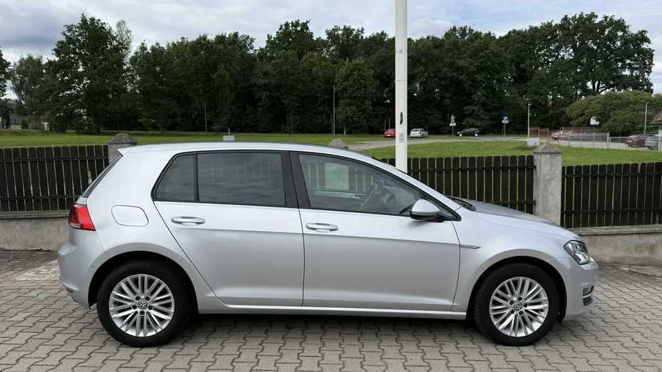 VOLKSWAGEN Golf -