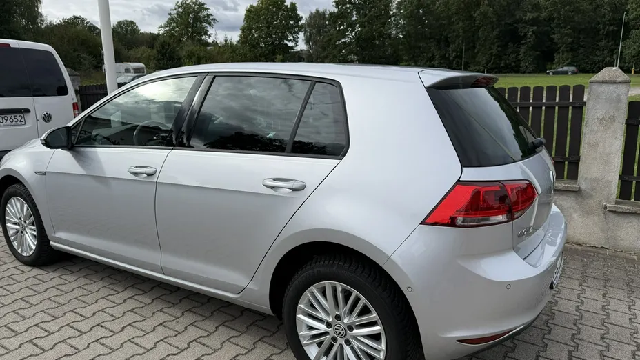 VOLKSWAGEN Golf -